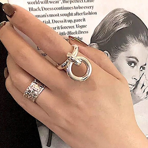 STERLING SILVER INTERLOCKING CIRCLE CHARM MINIMALIST RING - Picture 5 of 7